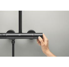 Grohe Logo op een douchearmatuur waar een hand de temperatuur aanpast