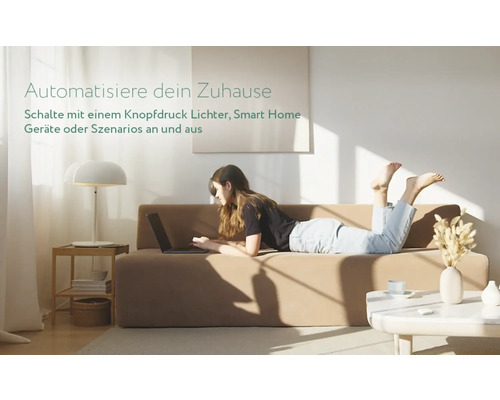 Vrouw ligt op de bank en bedient een laptop voor domotica