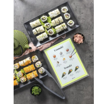 Sushi schalen met Uramaki en Temaki, menukaart, theepot en sushi tang