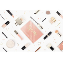 Cosmetische producten zoals lippenstift, mascara, nagellak en oogschaduw op een heldere achtergrond