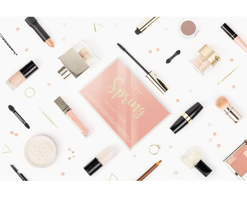 Cosmetische producten zoals lippenstift, mascara, nagellak en oogschaduw op een heldere achtergrond