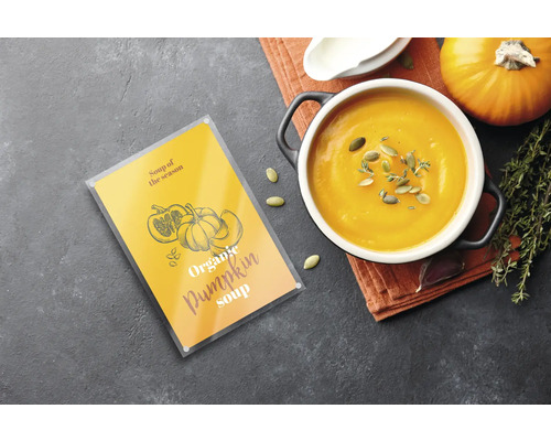 Decoratief menu, pompoensoep, pompoen en kruiden op donkere achtergrond