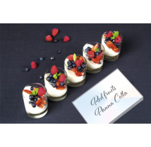 Vijf glazen met panna cotta en rood fruit