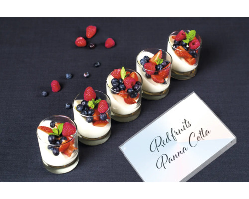 Vijf glazen met panna cotta en rood fruit