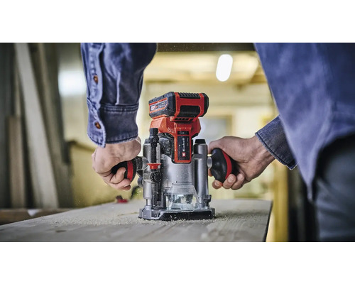 Einhell accu bovenfrees in gebruik op een houten plank