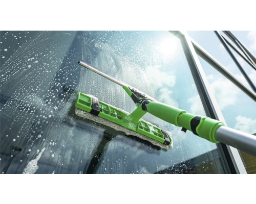 Raamreiniger met telescopische steel reinigt een raam