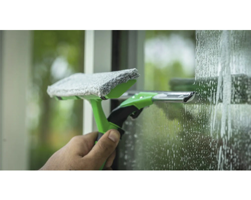 Raamreinigingsgereedschap met dweil en wisser in gebruik op een glazen oppervlak