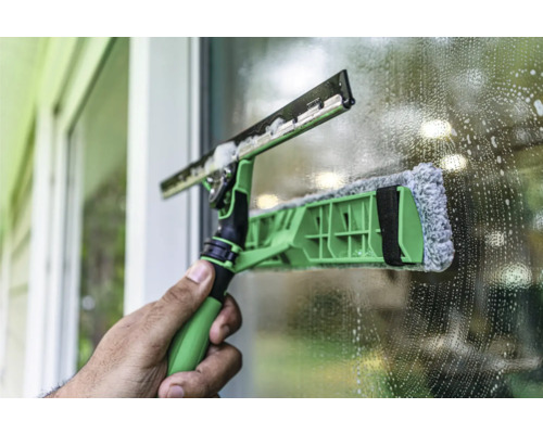 Raamtrekker met telescopische steel in gebruik
