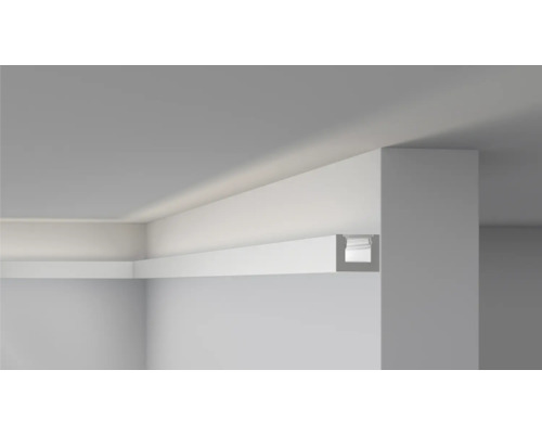 Interieur met geïnstalleerde lichtprofielen aan plafond en muur