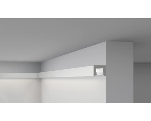 Hoekweergave van een ruimte met LED-stucklelijst voor indirecte verlichting