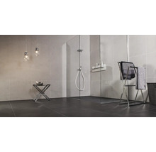 Moderne badkamer met douche, handdoekrek en bijzettafel