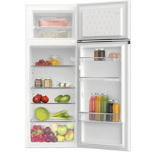 Geopende koelkast met levensmiddelen op glazen leggers