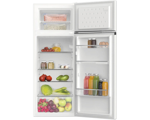 Geopende koelkast met levensmiddelen op glazen leggers