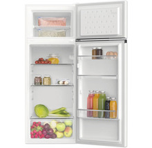 Geopende koelkast gevuld met voedsel op glazen planken.