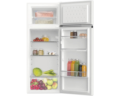 Geopende koelkast gevuld met voedsel op glazen planken.