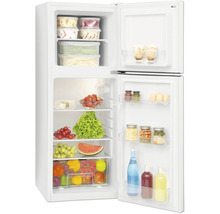 Geopende koelkast gevuld met etenswaren