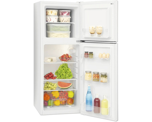 Geopende koelkast gevuld met etenswaren