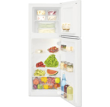 Geopende koelkast gevuld met levensmiddelen zoals fruit, groenten en zuivelproducten.