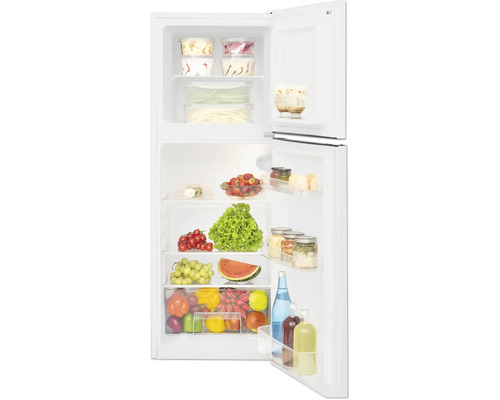 Geopende koelkast gevuld met levensmiddelen zoals fruit, groenten en zuivelproducten.