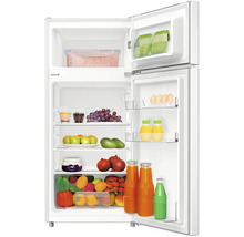 Geopende koelkast gevuld met voedsel