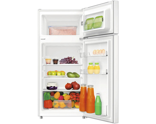 Geopende koelkast gevuld met voedsel