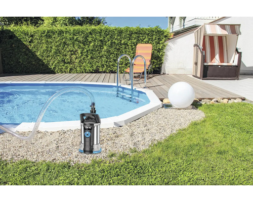 Tuinscene met zwembad, zwembadladder, strandstoel en dompelpomp