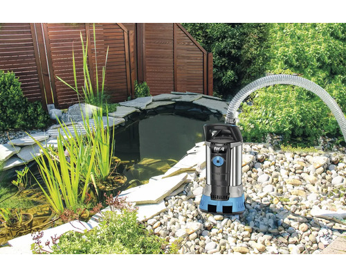 Vijverpomp van het merk for_q met slang bij een tuinvijver