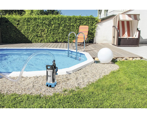 Tuin met zwembad en dompelpomp