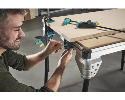 Man monteert werkbank met schroefklemmen voor houtbewerking