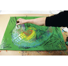 Geschilderde kameleon op canvas met penseel