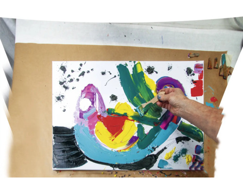 Schilderij met kwast en verfspatten op doek