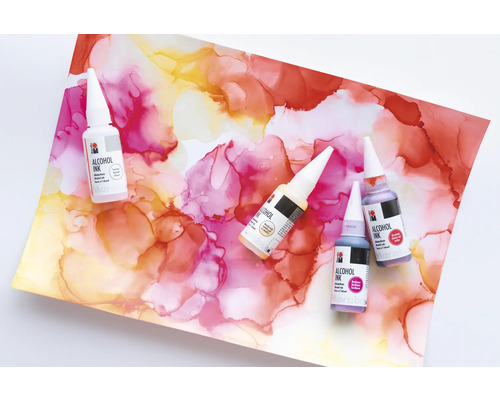 Meerdere flessen alcoholinkt op een achtergrond met abstracte kleurpatronen.