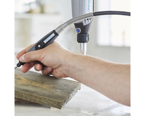 Dremel multifunctioneel gereedschap met flexibele as in gebruik op een stuk hout.