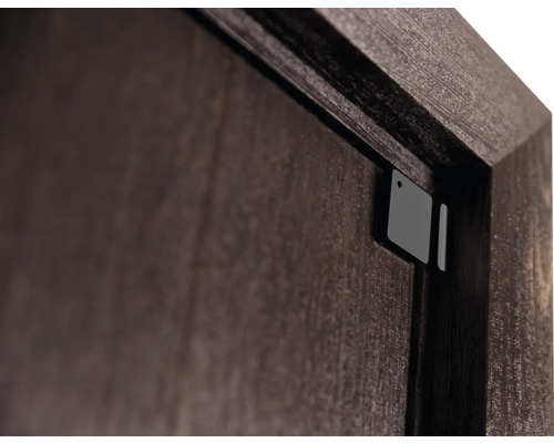 Close-up van een houten deur met magnetische sluiting