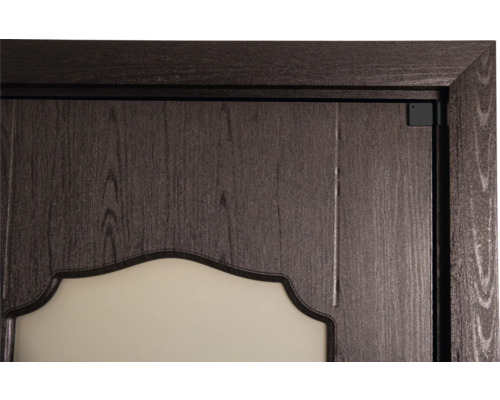 Detailopname van een deur met houten frame en glazen inzetstuk