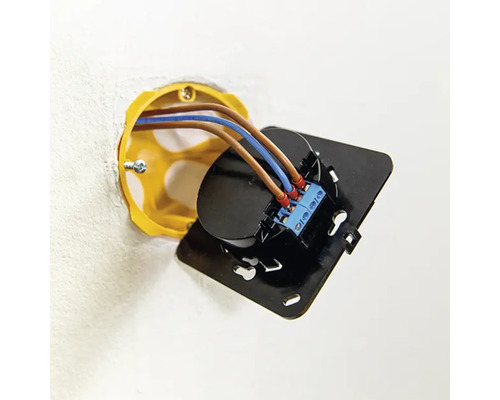 Geïnstalleerde elektrische inbouwdoos met aangesloten kabels