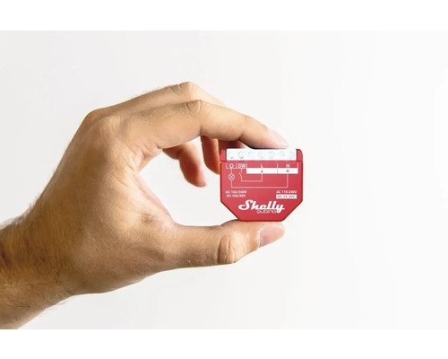 Hand houdt Shelly Duo Smart relais vast