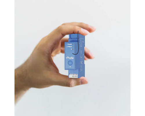 Shelly Logo Z-Wave DIN-rail schakelaar in een hand