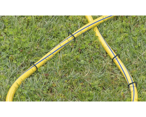 Gele tuinslang met slangklemmen in het gras