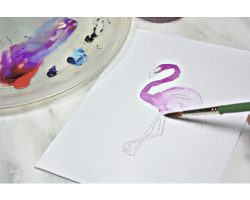Aquarelschilderij van een flamingo op papier met penseel en palet