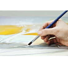 Een hand beschildert een canvas met een Marabu Forte penseel.