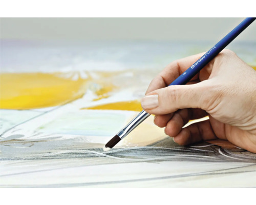 Een hand beschildert een canvas met een Marabu Forte penseel.