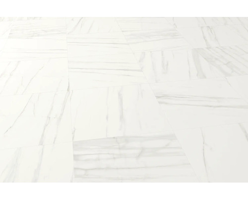 Installatie van vloertegels met marmerlook.