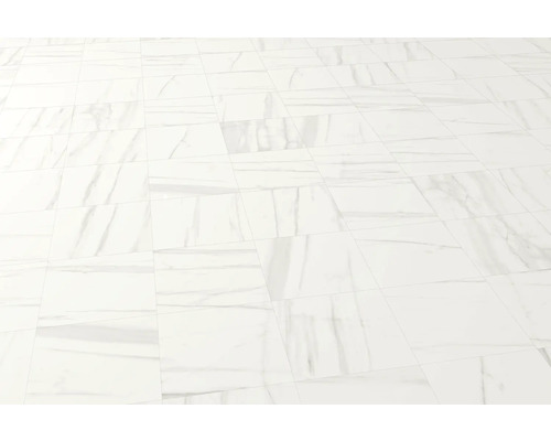 Gevloerde vloer met marmerlook tegels.