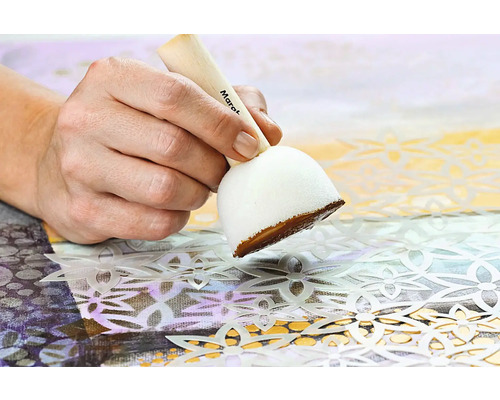 Hand schildert met een sjabloneerkwast en sjabloon