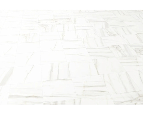 Gelegde vloertegels met marmerlook