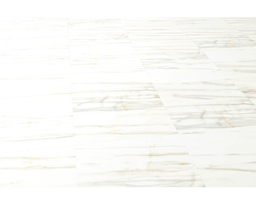 Vloerbedekking gelegd in marmerlook.