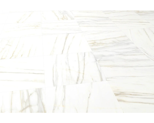 Gelegde vloer van marmeren tegels.