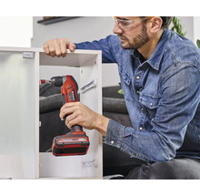 Man werkt met een Einhell accuschroevendraaier aan een kast