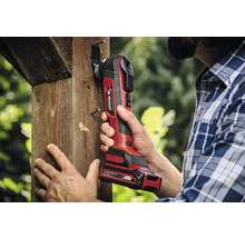 Een man gebruikt een Einhell draadloos multifunctioneel gereedschap op een houten balk